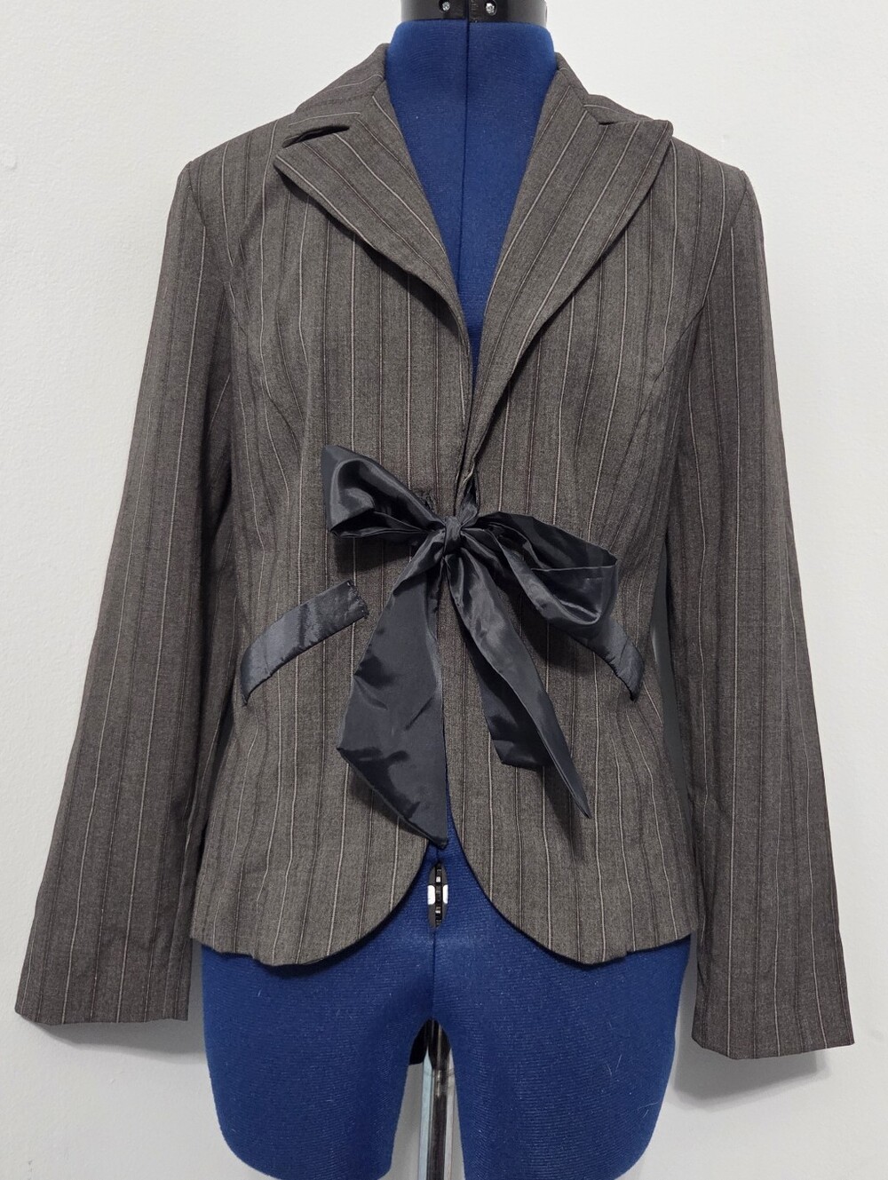 Vintage Y2K Gray Pinstripe Tie Front Blazer Size 7